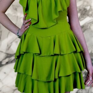 Rochie verde cu volane suprapuse – model feminin de vară