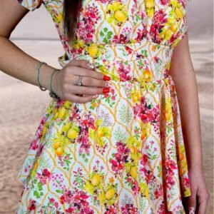 Rochie albă cu imprimeu floral și lămâi – stil fresh de vară